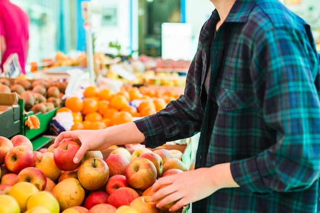 Foto persona comprando frutas y verduras