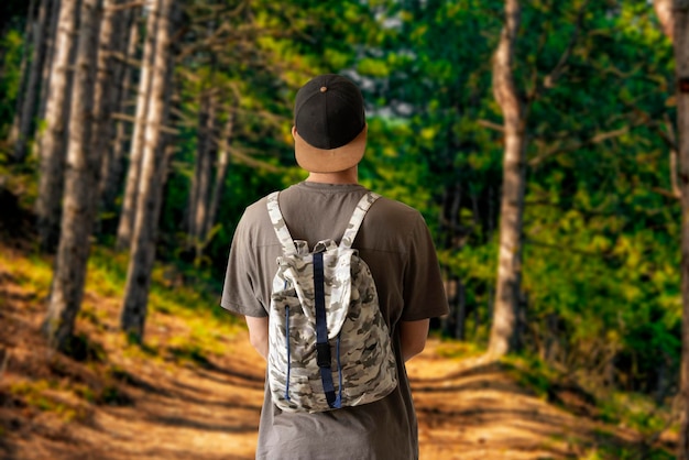 Una persona de concepto de viaje caminando y haciendo senderismo al aire libre en la vida de aventura de montaña de la carretera