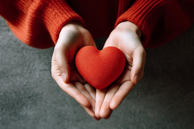 Una persona con un corazón rojo en sus manos.