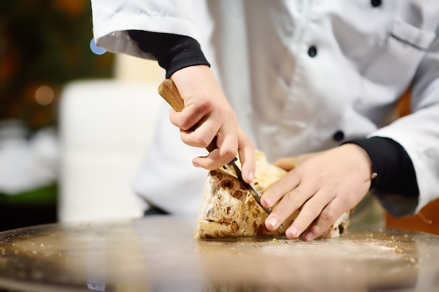 Persona corta turrón en el mercado en Niza, Francia.