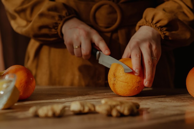 Foto persona cortando naranjas en una tabla de cortar