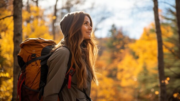 Una persona dando un paseo por el bosque para admirar las hojas de otoño