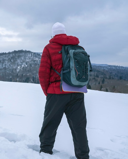 Persona desconocida está de excursión en las montañas en un día de invierno