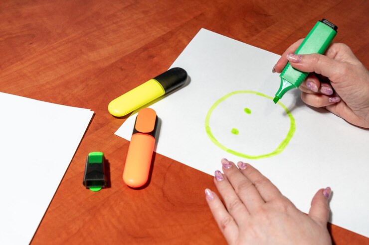 Foto una persona dibujando un círculo con un marcador verde en un papel blanco.