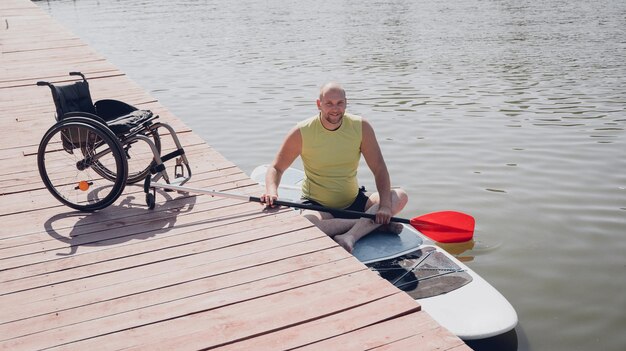 Persona con discapacidad física a bordo de sup board