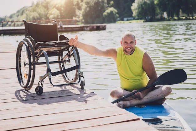 Persona con discapacidad física a bordo de sup board