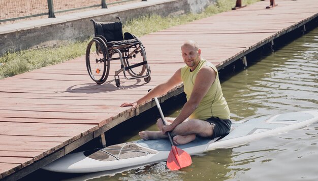 Persona con discapacidad física a bordo de sup board