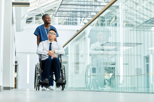 Persona con Discapacidad en Hospital Moderno