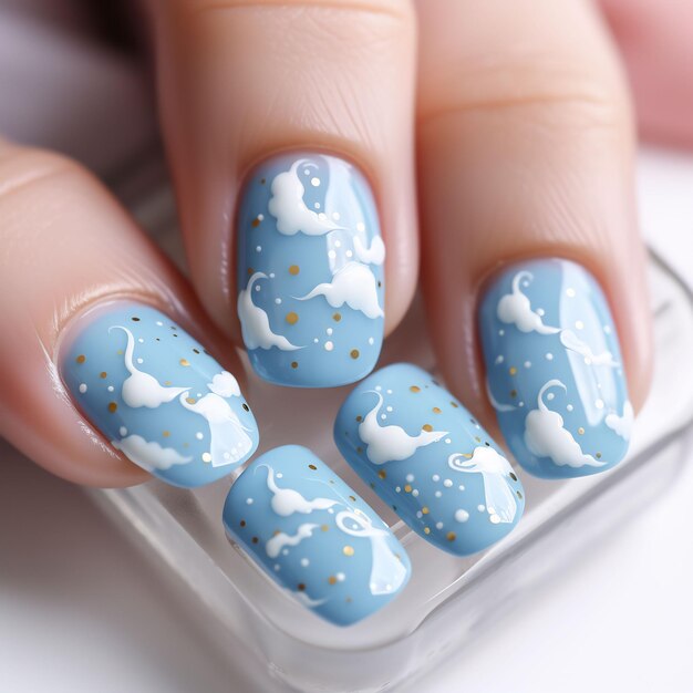 una persona con un diseño de uñas azul y blanco con hielo y copos de nieve