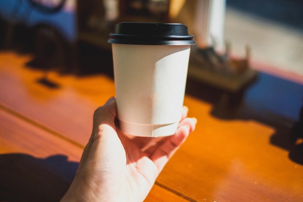 Foto una persona disfruta de una taza de café humeante en una acogedora mesa de café rodeada de una variedad de deliciosas bebidas y opciones de desayuno