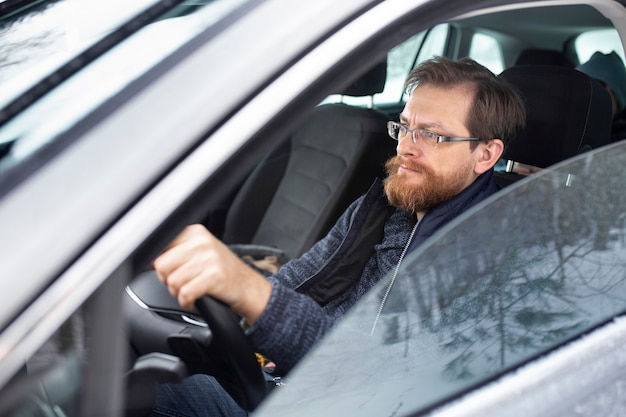 Foto persona divirtiéndose en el coche.