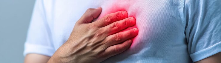Persona con dolor cardíaco intenso agarrando el pecho con incomodidad con Copy Space Concept de Emergencia Médica
