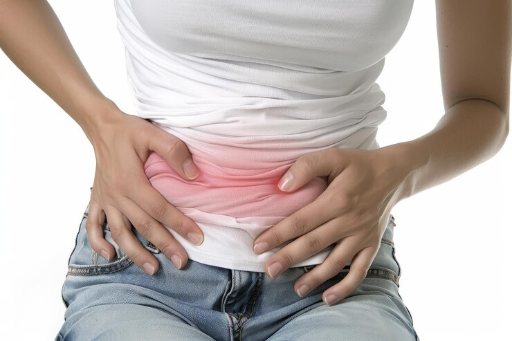 Persona con dolor de estómago en un fondo blanco dolor de estomago abdominal concepto de hinchazón