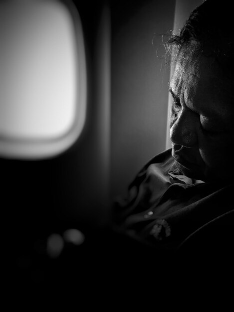 Foto persona durmiendo en el avión