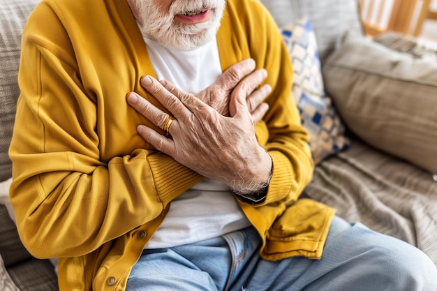 Persona de edad avanzada con ataque al corazón en la calle