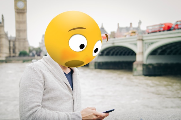 Persona con emoji sorprendido en Londres