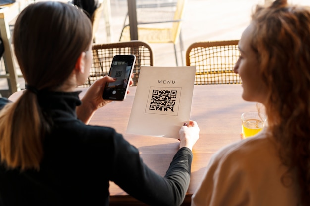 Persona escaneando código qr