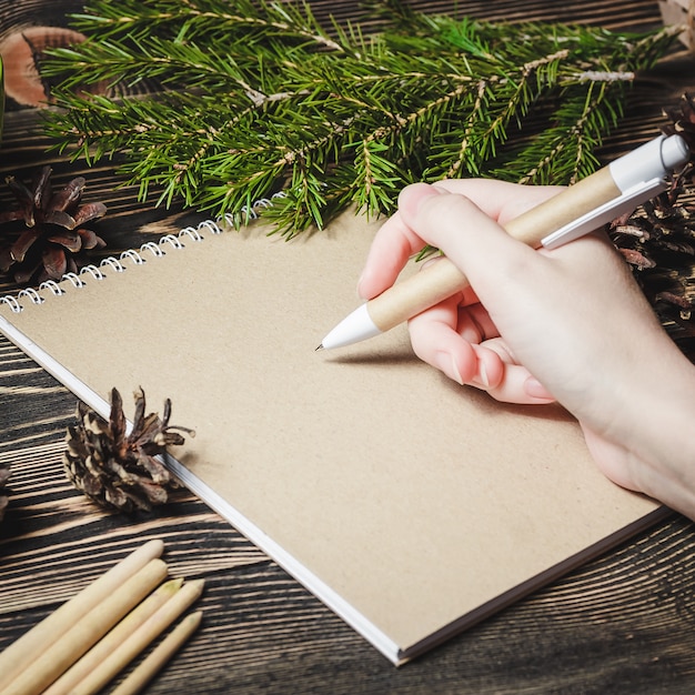 Persona escribiendo una carta de navidad