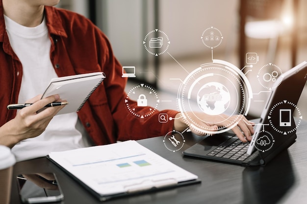 Foto persona escribiendo computadora portátil y tableta con icono sdk en pantalla virtual kit de desarrollo de software sdk concepto de tecnología de lenguaje de programación en la oficina