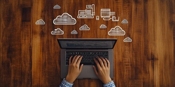 Foto una persona escribiendo en un teclado con un montón de nubes en el fondo