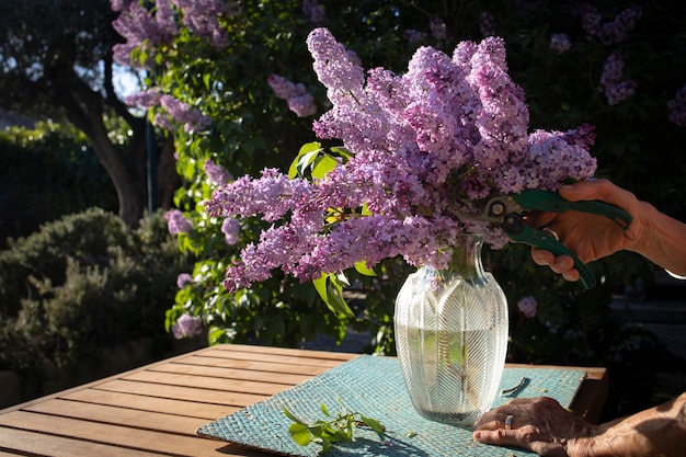 Una persona está arreglando flores en una mesa.