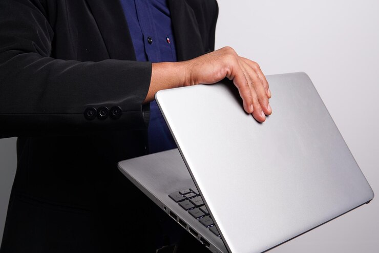 Foto una persona está cerrando una computadora portátil con un fondo blanco