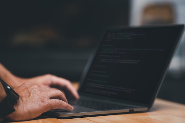 Una persona está escribiendo en una computadora portátil