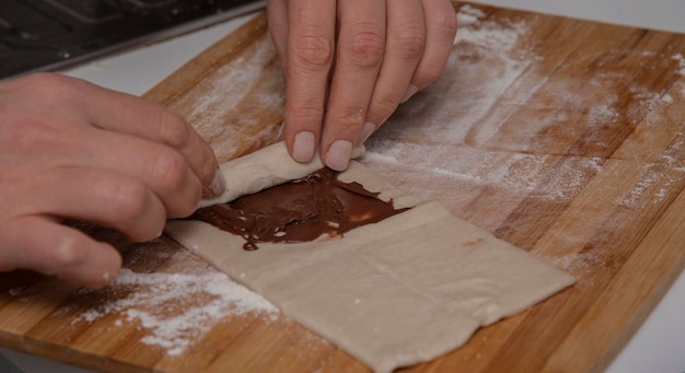 Una persona está haciendo un pastel con una mano encima de la masa.