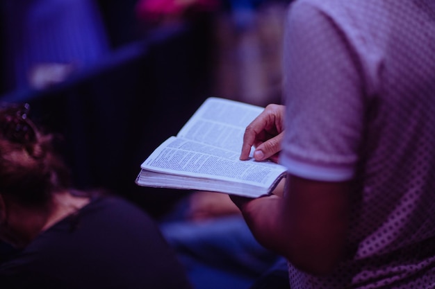 Una persona está leyendo una biblia en una iglesia.