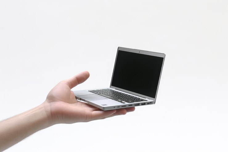 Foto una persona está de pie mientras sostiene una computadora portátil en la mano la persona parece centrada en la pantalla posiblemente trabajando o navegando aislado en un fondo transparente png