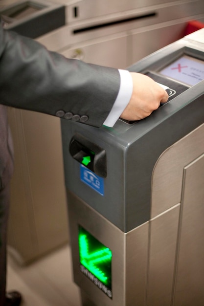 una persona está poniendo una flecha verde en un parquímetro