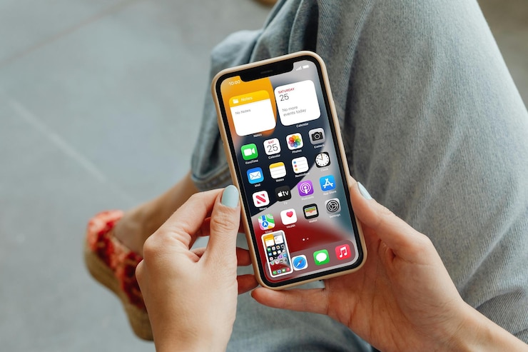 Foto una persona está sosteniendo una maqueta de marca de la interfaz de usuario de iphone