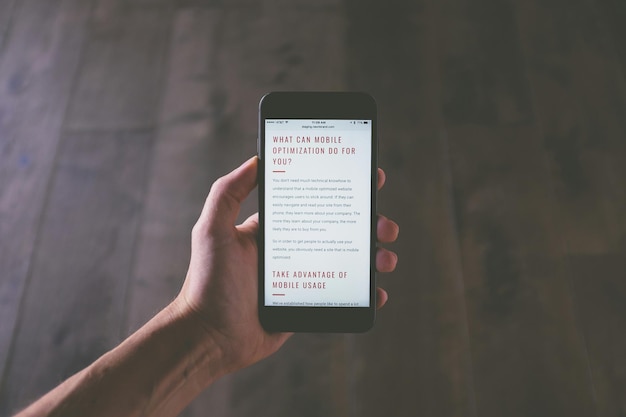 una persona está sosteniendo un teléfono con un mensaje de texto en él