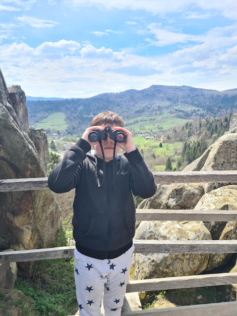 Una persona está tomando una foto con binoculares.