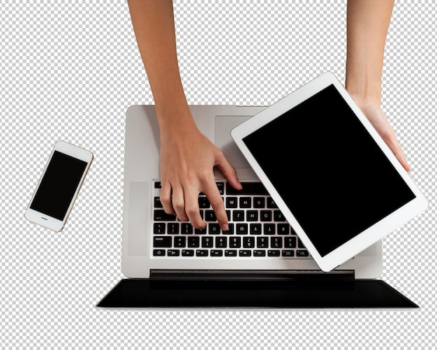 una persona está usando una computadora portátil con dos teléfonos en la pantalla