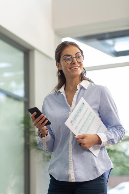 Persona femenina emocional preparándose para una comunicación agradable