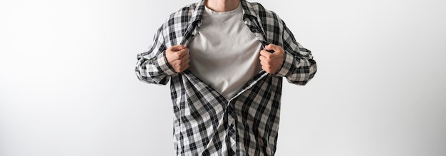 Una persona fuerte rompe su camisa y abre la camisa como una maqueta de plantilla de superhéroe