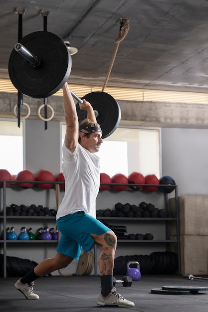 Foto persona haciendo entrenamiento crossfit