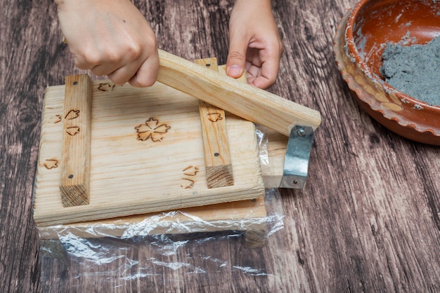 Persona haciendo tortillas de maíz en casa