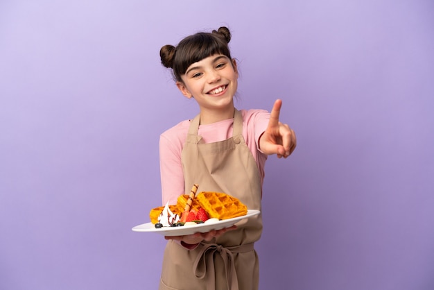 Persona joven con comida sobre fondo aislado