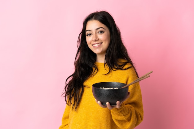 Persona joven con comida sobre fondo aislado