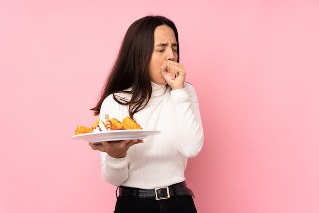 Persona joven con comida sobre fondo aislado