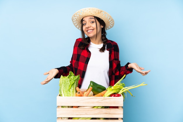 Persona joven con comida sobre fondo aislado