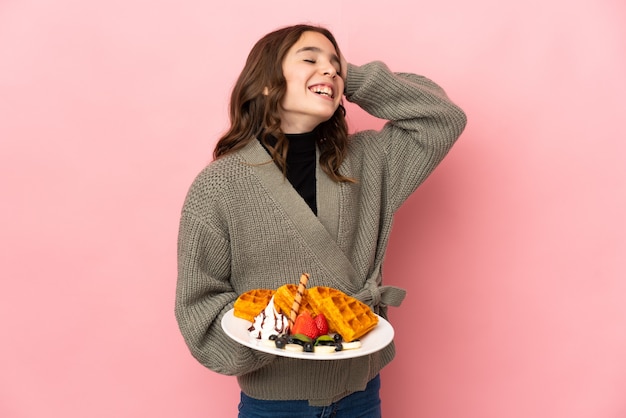 Persona joven con comida sobre fondo aislado