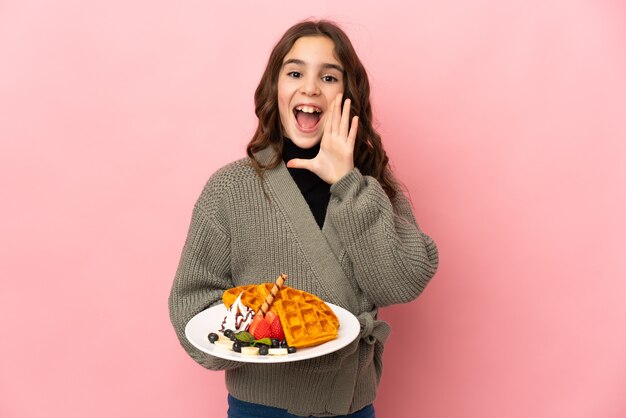 Persona joven con comida sobre fondo aislado