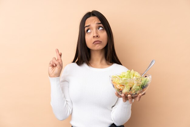 Persona joven con comida sobre fondo aislado