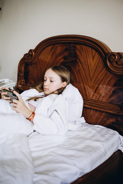 Foto persona juega con el teléfono en la cama