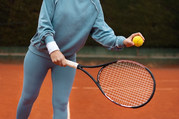 Persona jugando tenis en invierno