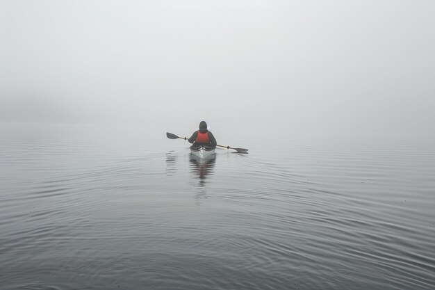 Persona en kayak en un día de niebla