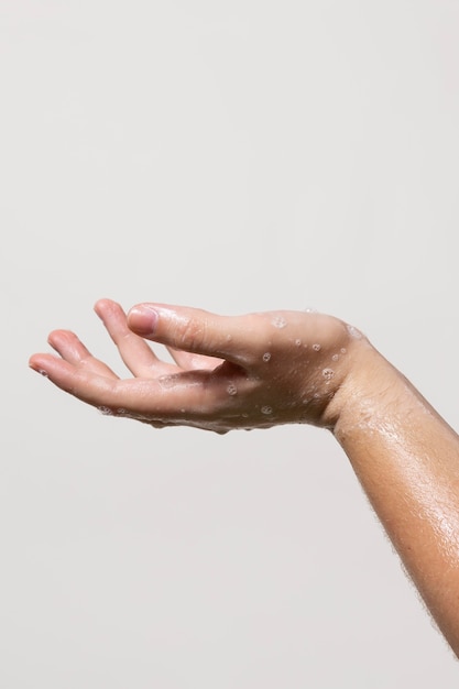 Persona lavándose las manos con jabón